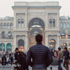 Gli anziani in Italia sono più preoccupati per il benessere globale, mentre i giovani adulti lottano con la sicurezza del lavoro